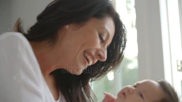 Mor innehav nyfödda Baby dotter — Stockvideo