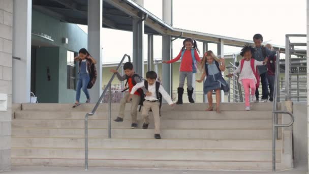 Miúdos da escola primária a sair da escola — Vídeo de Stock