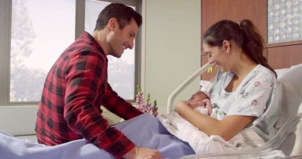 Familia con bebé recién nacido en el hospital — Vídeo de stock