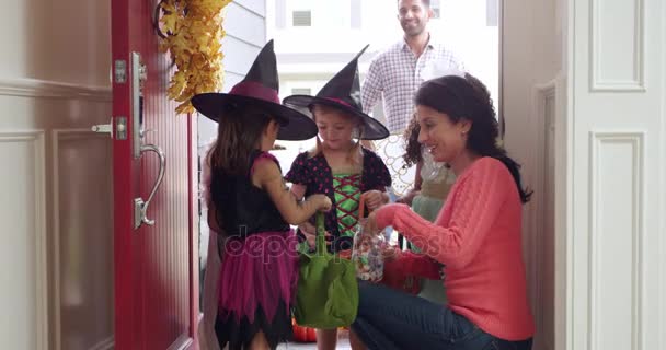Barn i Halloween kostymer Trick or Treating – stockvideo