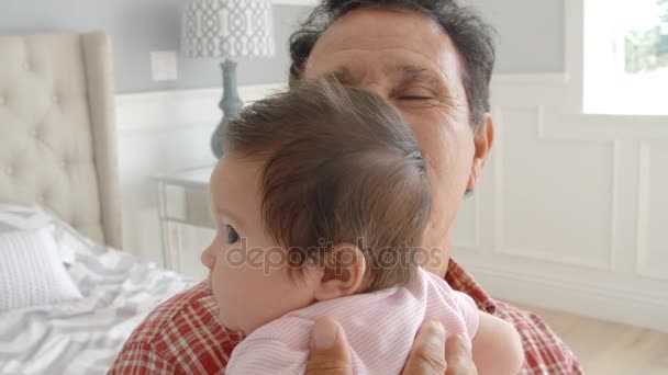 Nonno Holding bambino nipote — Video Stock