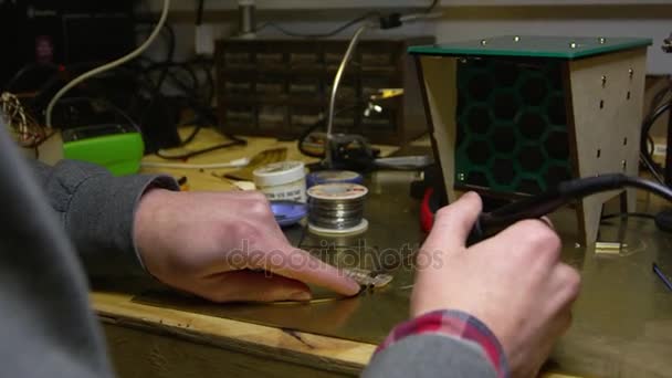 Cable de soldadura del hombre a una placa de circuito — Vídeos de Stock