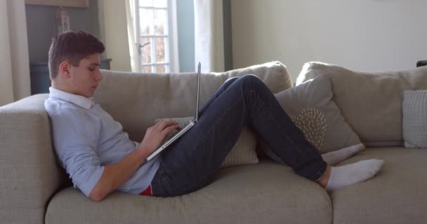 Tiener jongen met behulp van laptop — Stockvideo