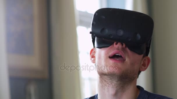 Hombre con auriculares de realidad virtual — Vídeos de Stock