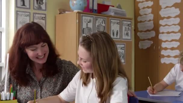 Δάσκαλος βοηθά θηλυκό μαθητή — Αρχείο Βίντεο