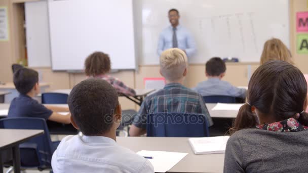 Jovens estudantes em sala de aula — Vídeo de Stock