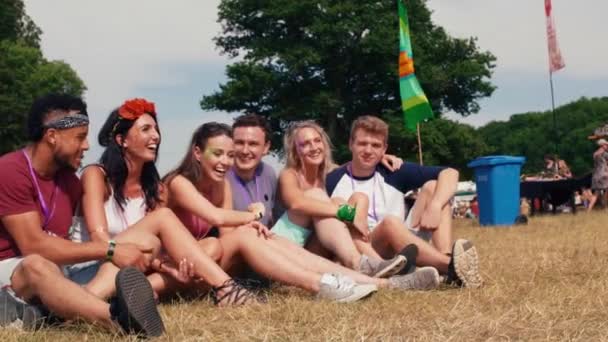 Vrienden op muziekfestival — Stockvideo