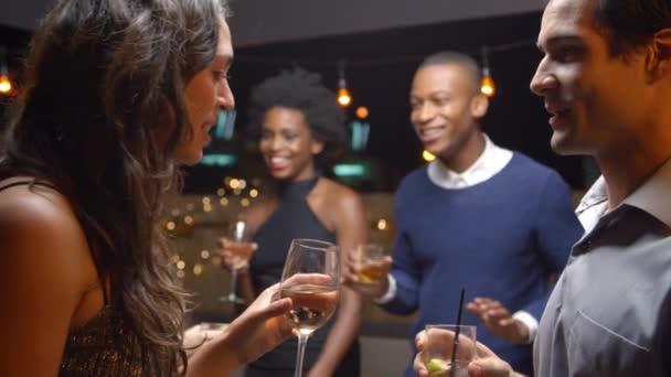 Пары танцуют и пьют на вечерней вечеринке — стоковое видео