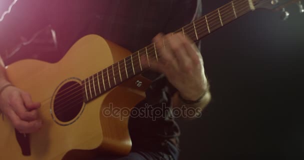 Adam akustik gitar çalıyor. — Stok video