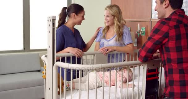 Медсестра-педиатр с семьей в больнице — стоковое видео