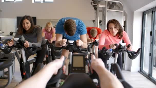 Klasse op een sportschool spinnen — Stockvideo