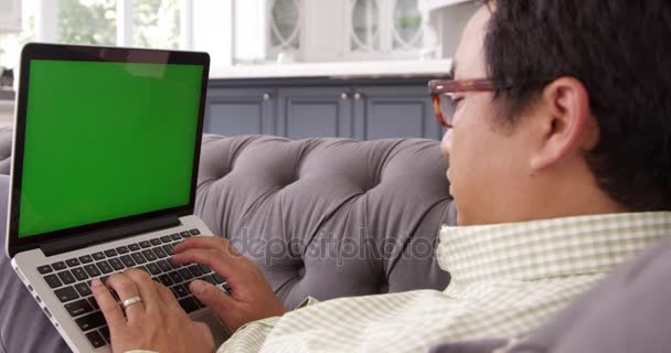 Ασιατικό άτομο χρησιμοποιώντας φορητό υπολογιστή — Αρχείο Βίντεο