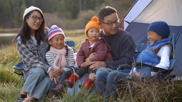 Азиатская семья в походе — стоковое видео