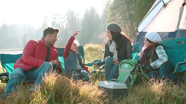 Parents avec deux enfants en voyage de camping — Video