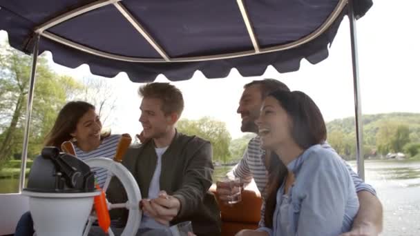 Grupo de amigos desfrutando dia fora no barco — Vídeo de Stock