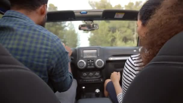 Paar im offenen Auto — Stockvideo