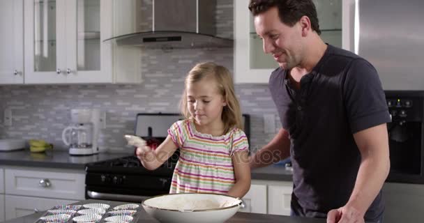 Kaukasisches Mädchen löffelt Kuchen aus — Stockvideo