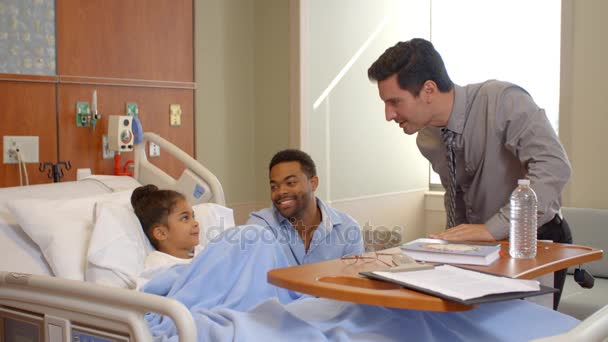 Педиатр навещает отца и ребенка в больнице — стоковое видео
