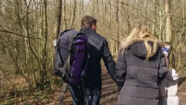 Familia y perro paseando por el bosque — Vídeo de stock