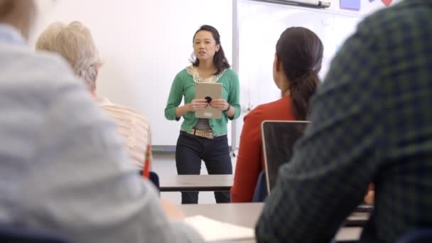 Yetişkin Eğitimi sınıfı ile kadın öğretmen — Stok video