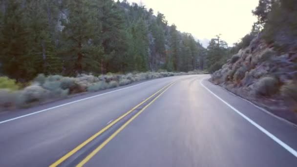 Körning på landsbygden highway — Stockvideo