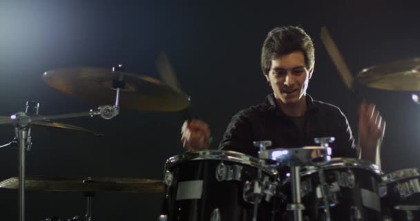 Baterista tocando bateria — Vídeo de Stock