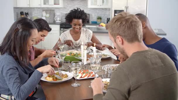 Amigos hablando y comiendo en una mesa — Vídeo de stock