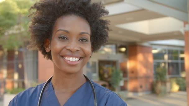 Krankenschwester steht vor Krankenhaus — Stockvideo