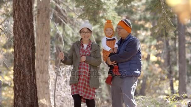 Enceinte asiatique mère, mari et fille — Video