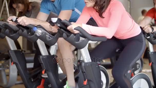 Grup egzersiz bisiklet üzerinde — Stok video