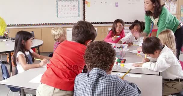 Profesor utiliza bloques con los niños — Vídeos de Stock