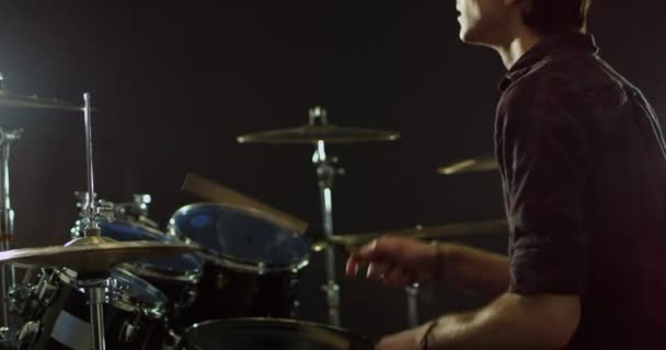 Baterista tocando bateria — Vídeo de Stock