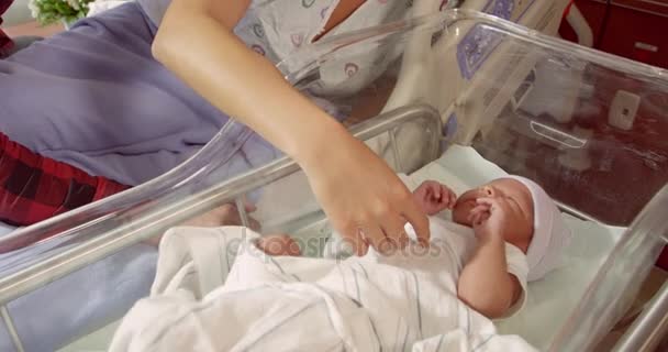 Yeni doğan bebek hastanede ailesiyle — Stok video
