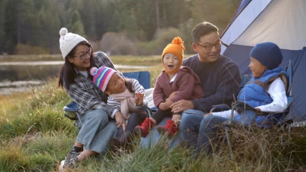 Familia asiática en un viaje de camping — Vídeo de stock