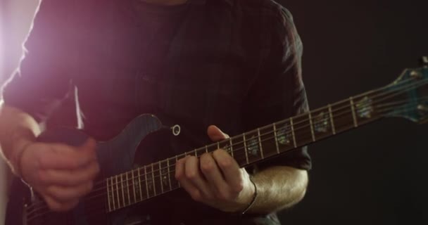 Mann spielt E-Gitarre — Stockvideo