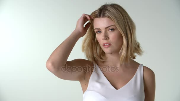 Giovane donna bionda toccare i capelli — Video Stock