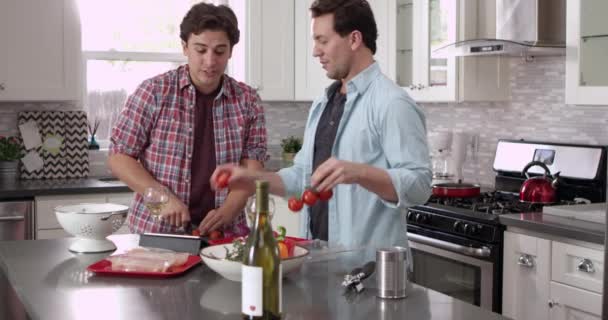 Homem cortando enquanto seu namorado cozinha — Vídeo de Stock