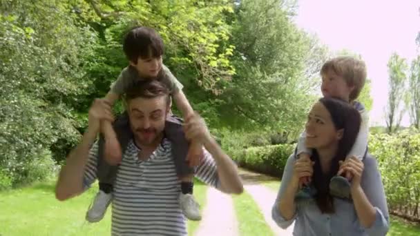 Padres con hijos durante el paseo — Vídeo de stock