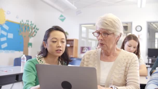 Leerkrachten helpen senior leerlingen — Stockvideo