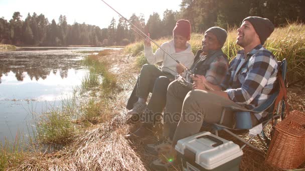 Grand-père, père et fils pêchant au bord du lac — Video