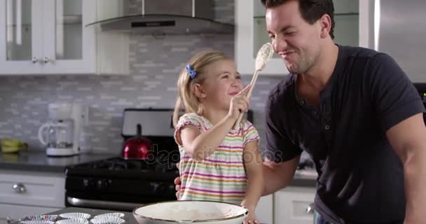 Meisje putting cake mix op de neus van de vader — Stockvideo