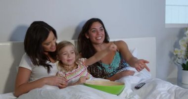 Фото попок секс лесби смотреть на телевизоре любительское порно бисексуалы