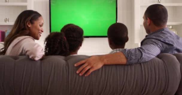 Rodziny oglądanie telewizji zielony ekran — Wideo stockowe