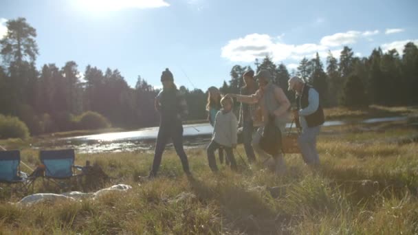 Famille multi-génération arrivant à la tente — Video