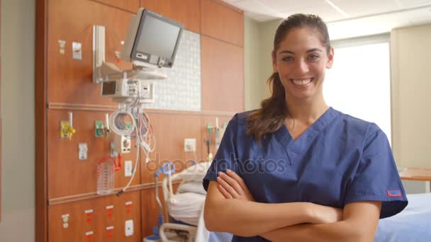 Infermiera femminile nel reparto ospedaliero — Video Stock