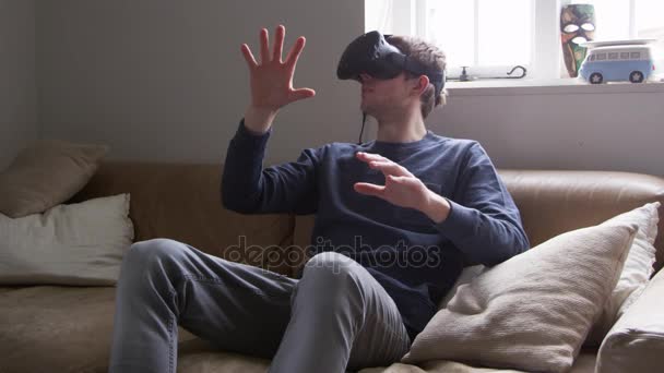 Hombre con auriculares de realidad virtual — Vídeo de stock