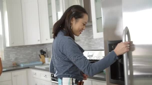 Amigos do sexo feminino socializando em uma cozinha — Vídeo de Stock