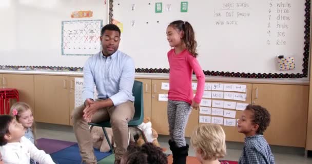 Hispanic schoolgirl standing with teacher — Stock Video