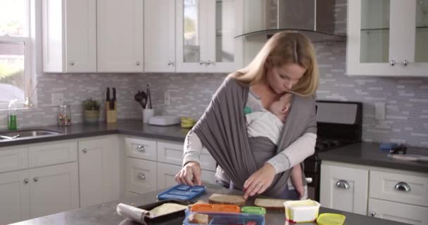 Moeder voorbereiden lunchbox — Stockvideo