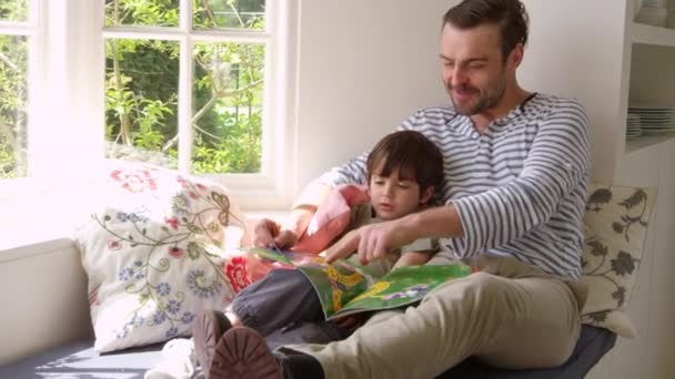 Padre e hijo leyendo historia en casa — Vídeos de Stock